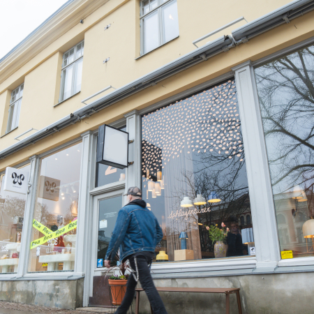 Fasaden på Södra Larmgatan 2 med SL2-skylt