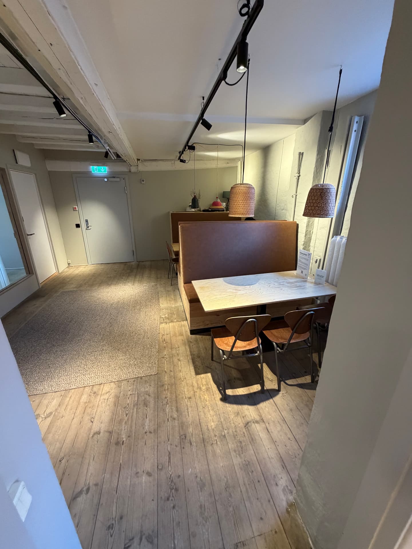 Gemensam yta med sittbås och pendellampor