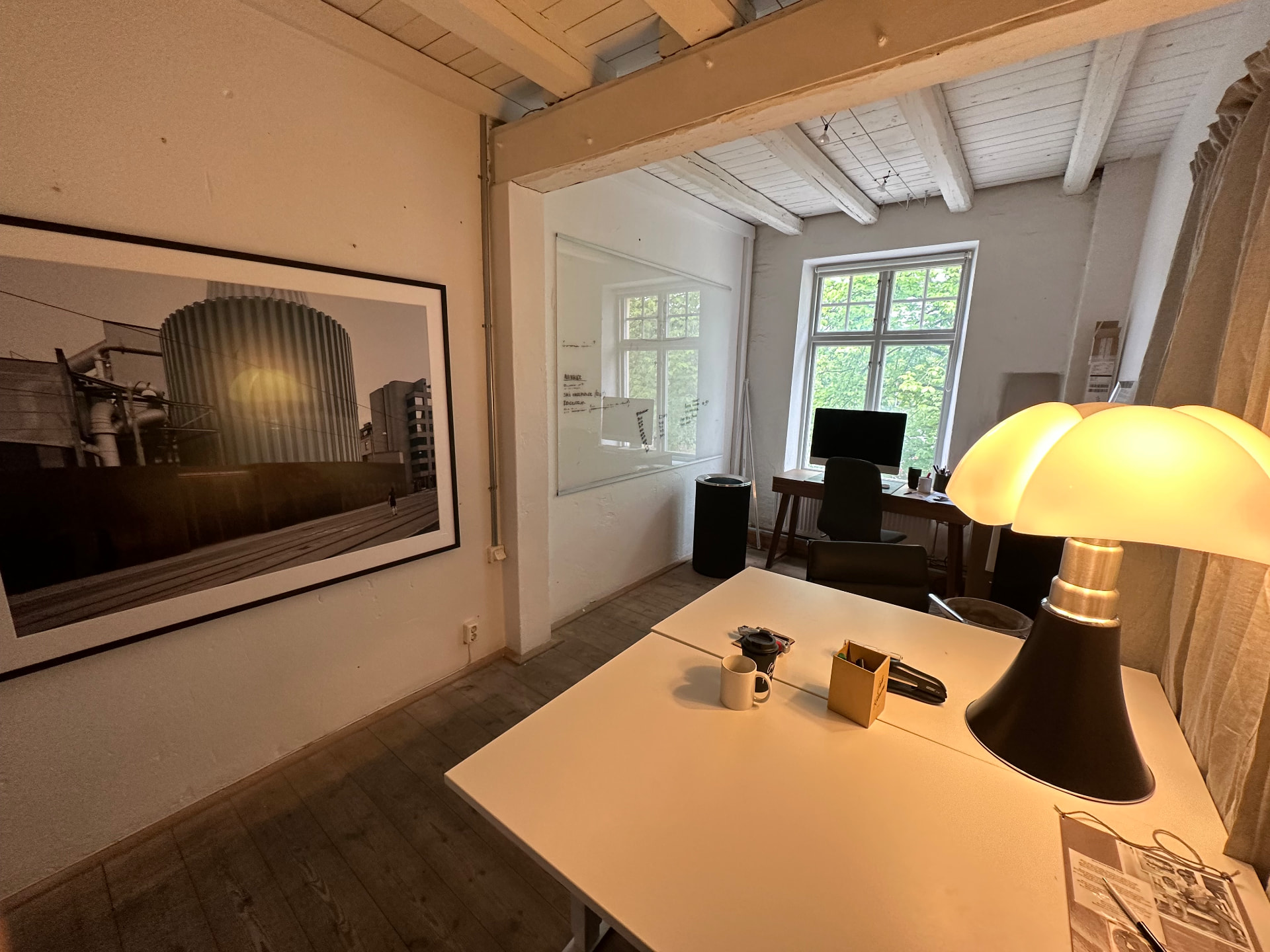 Kontorsrum med inramat fotografi och whiteboard